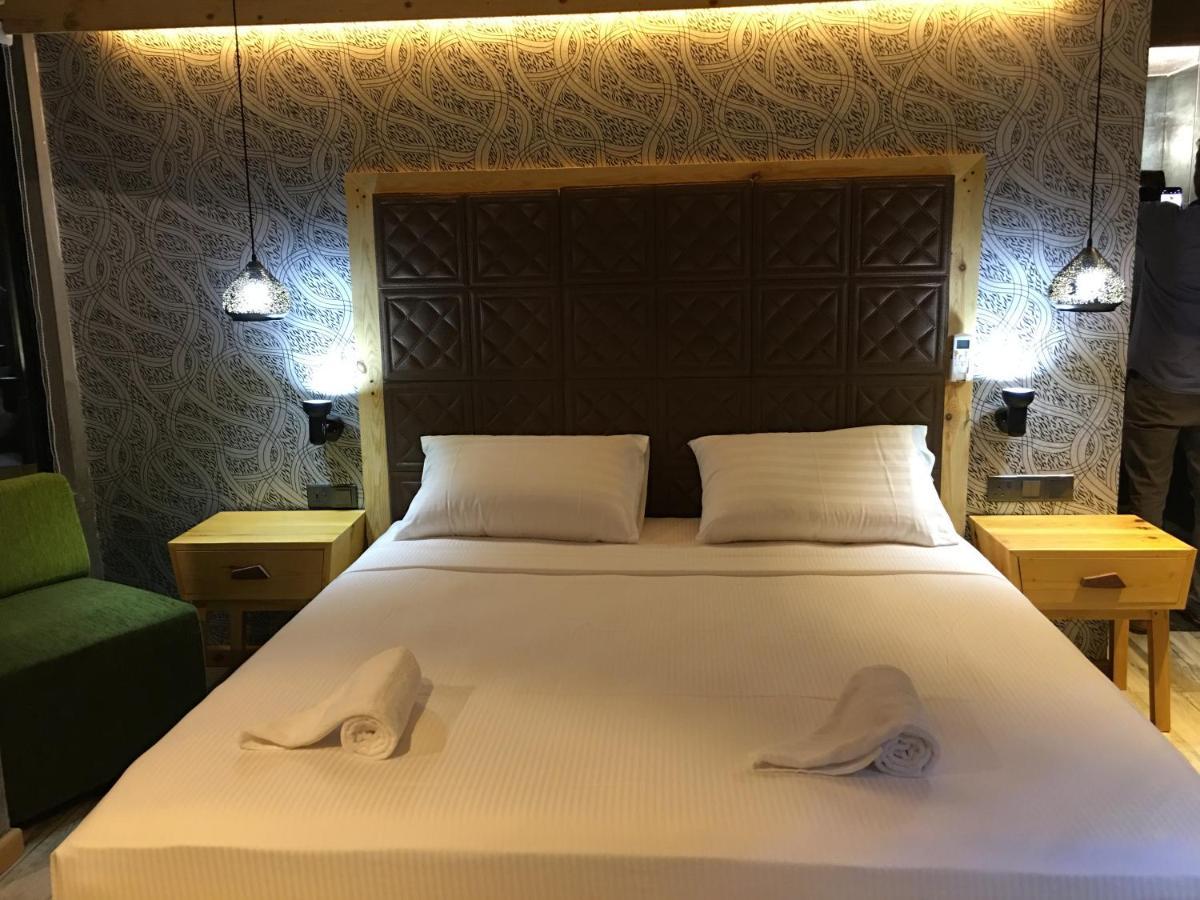 Suncoast Beach Hotel Mirissa Bagian luar foto