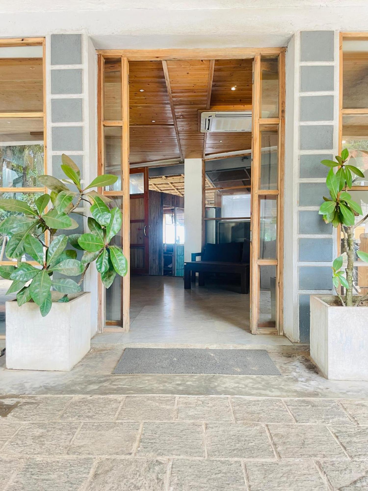 Suncoast Beach Hotel Mirissa Bagian luar foto