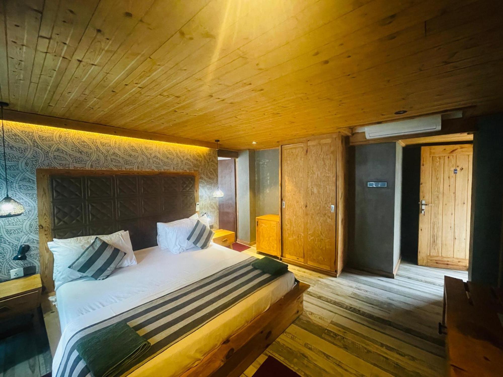 Suncoast Beach Hotel Mirissa Bagian luar foto