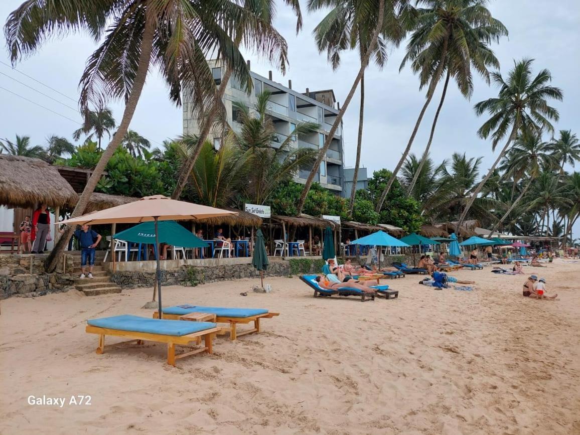 Suncoast Beach Hotel Mirissa Bagian luar foto