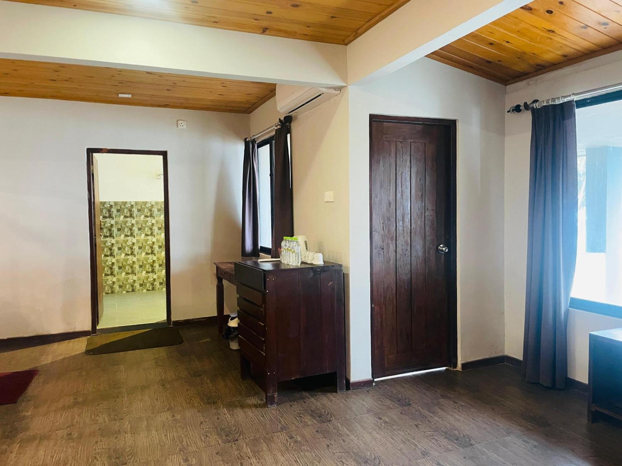 Suncoast Beach Hotel Mirissa Bagian luar foto