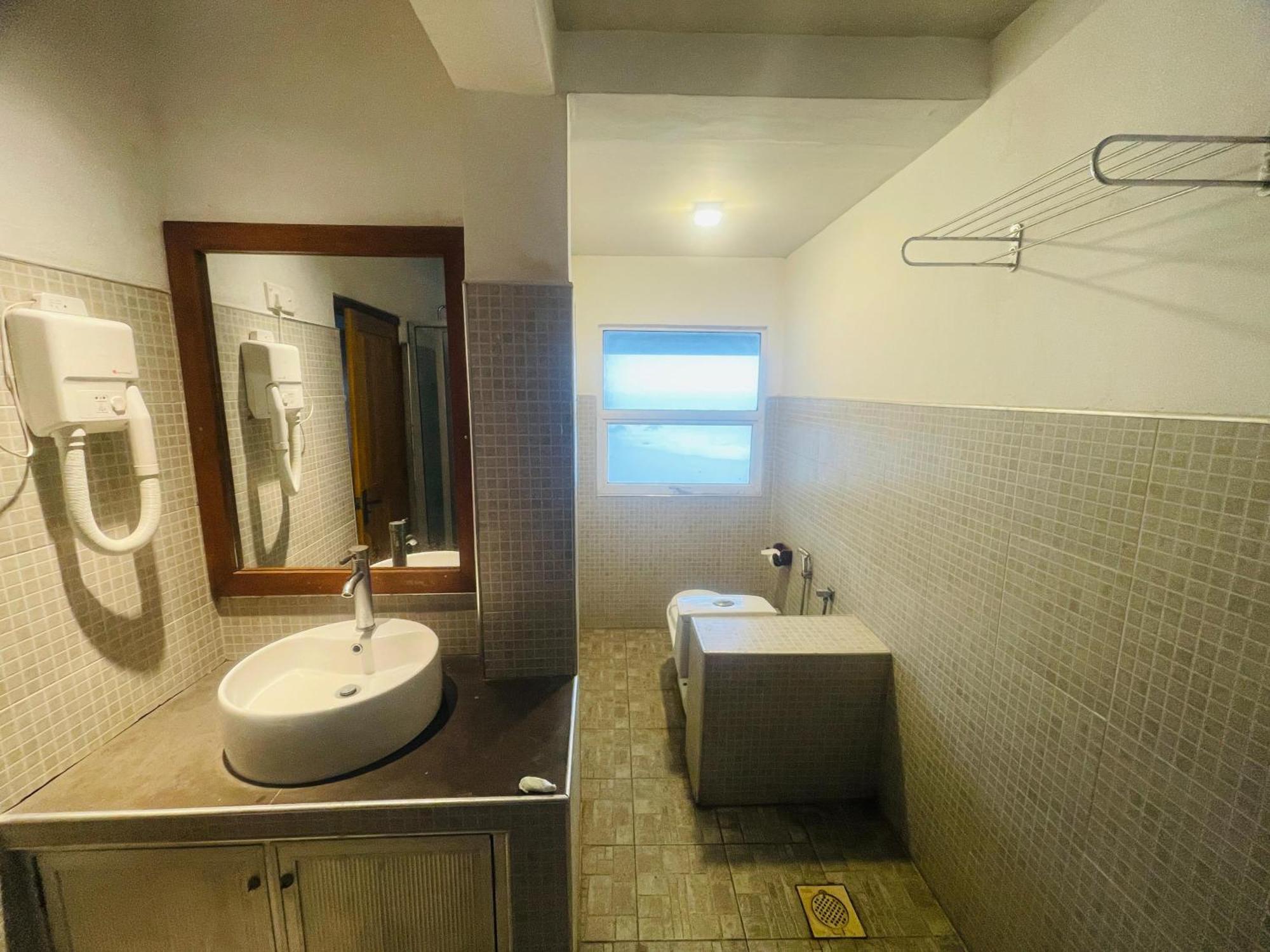 Suncoast Beach Hotel Mirissa Bagian luar foto