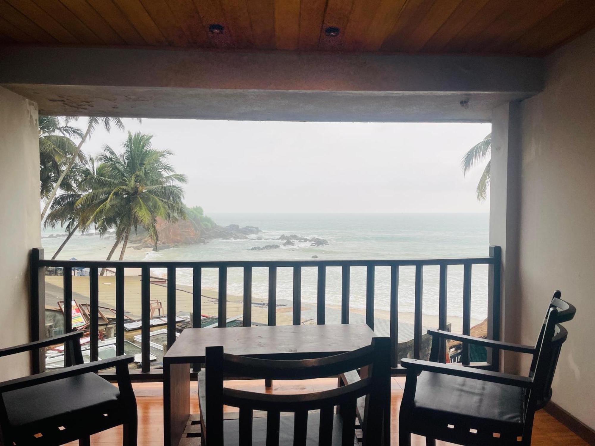 Suncoast Beach Hotel Mirissa Bagian luar foto