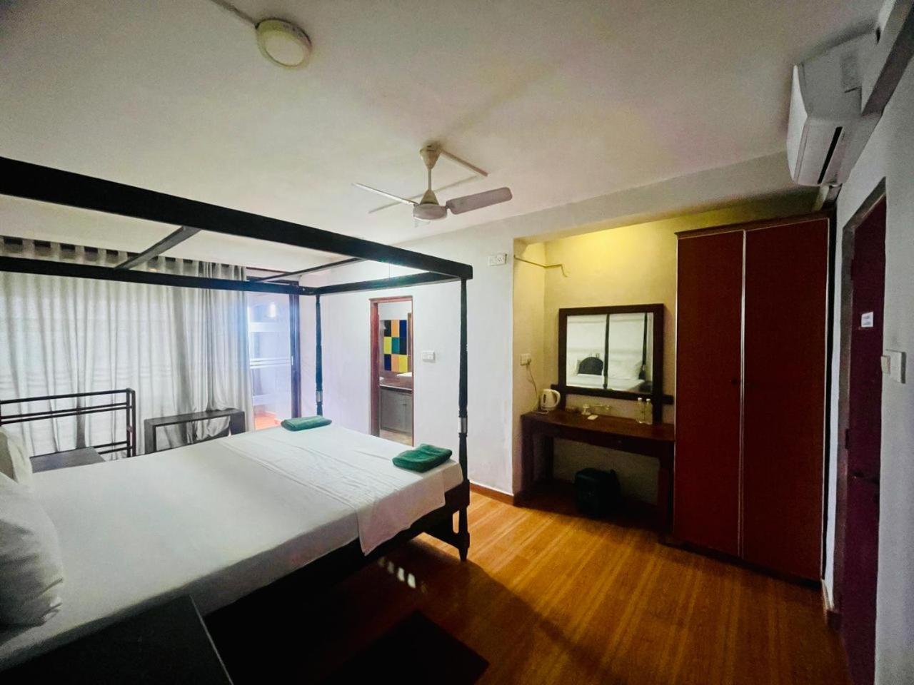 Suncoast Beach Hotel Mirissa Bagian luar foto