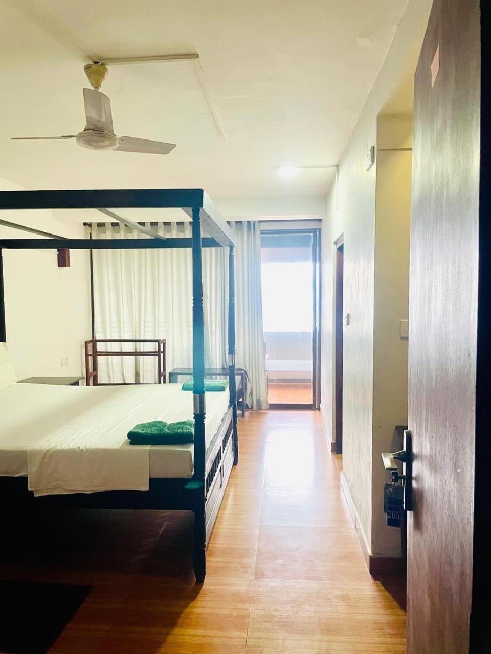 Suncoast Beach Hotel Mirissa Bagian luar foto