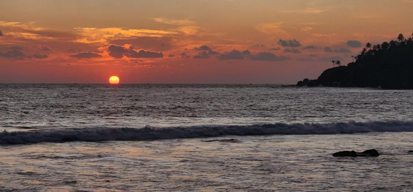 Suncoast Beach Hotel Mirissa Bagian luar foto