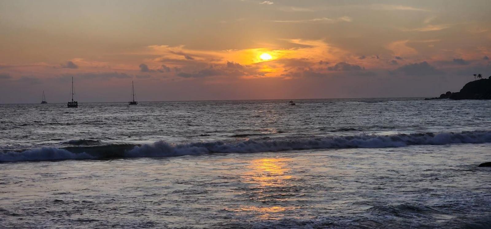 Suncoast Beach Hotel Mirissa Bagian luar foto